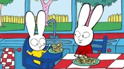 Nudeln essen ist ganz schön kompliziert für Franz (l.). Als großer Bruder weiß Simon (r.) jedoch, wo der Hase lang läuft.