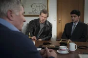 Im Fokus der Ermittlungen von Mick (Henning Baum, M.) und Andreas (Maximilian Grill, r.): der alteingesessene Wursthersteller Kurt Heinziger (Heinz Hoenig, l.), Micks persönlicher Grillgut-Gott ...