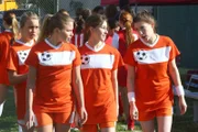 NELLA FOTO, DA SINISTRA: EVIE THOMPSON (APRIL), HAYLEY HOLMES (NIKKI), NICOLE COHEN (SYDNEY), EDEN SHER (SUE HECK)