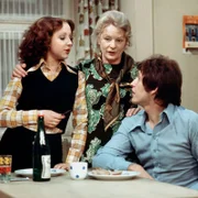 Michael (Diether Krebs), Rita (Hildegard Krekel) und Else (Elisabeth Wiedemann, Mitte) sehen den Besuch von Ritas Schwiegereltern aus der DDR (Die Folge entstand im Juni 1974) mit gemischten Gefühlen entgegen. Ekel Alfred möchte lieber die Fußball-Weltmeisterschaft im Fernsehen verfolgen und den Besuch seines "roten Schwiegersohnes"  betrachtet er als eine besondere Schikane der "Sozis". ... Der Besuch vespricht äußerst gemütlich zu werden...