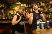 Charlie Kelly (Charlie Day, l.); Mac (Rob McElhenney, r.)