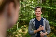 Während eines lustigen Moments auf dem Weg zum Klettergarten, ist es um Joell (Peter Lewys Preston, r.) geschehen: Er verliebt sich in Lucy (Jennifer Siemann, l.).