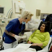 Doc Caro (l.) und die Patientin Yasra.  Die Verwendung des sendungsbezogenen Materials ist nur mit dem Hinweis und Verlinkung auf RTL+ gestattet.