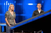 Moderator Alexander Bommes (r.) mit der Kandidatin Nicole Schlüter (l.).