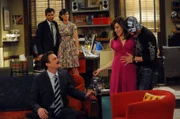 Das Jahr 2009 in Marshalls (Jason Segel, l.) Vorstellung: Trey (Gregory Michael, r.), Lily (Alyson Hannigan, M.), Ted (Josh Radnor, hinten l.) und Robin (Cobie Smulders, hinten r.) ...