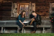 Lilli (Ronja Forcher, l.) komponiert mit ihrem Freund Carsten (Timmi Trinks, r.) neue Songs für seine Band.