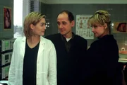 Immer noch steht Gerichtsmediziner Dr. Robert Kolmaar (mitte Ulrich Mühe) zwischen zwei schönen Frauen. Seine Kollegin Dr. Judith Sommer (li Gesine Cukrowski) und der Staatsanwältin Dr. Tanja Rose (re Claudia Messner).