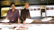 Horatio (David Caruso, r.) und Delko (Adam Rodriguez) vergleichen die Fotos vom Tatort. Finden sie ein Detail, das zur Aufklärung des Falles führt?