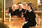Die Schwestern Sina (Romina Küper, l.), Lela (Denise M'Baye, 2.v.l.), Agnes (Emanuela von Frankenberg, 2.v.r) und Felicitas (Karin Gregorek, r.) bestaunen die Madonnenfigur.