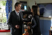 Der neunjährige Connor Flint wurde an seiner Schulbushaltestelle entführt. Seine Mutter Beth (Kelli Williams, r.) bittet das CBI um Hilfe, nicht zuletzt, weil sie eine ehemalige Klientin von Patrick Jane (Simon Baker, l.) aus seiner Zeit als Hellseher ist ...