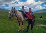 Atabek Turdakunov und sein achtjähriger Sohn.