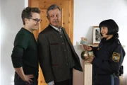 Pfarrer Brandl ist angetan, als Josephine über sich selbst lachen kann. Von links: Pfarrer Simon Brandl (Ferdinand Schmidt-Modrow), Lorenz Schattenhofer (Werner Rom) und Josephine Drechsler (Mira Mazumdar).