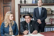 Termin beim Notar (Timo Senff, r.). Arthur (Martin Feifel, M.) überschreibt Anne (Ines Lutz, l.) seinen Hof.
