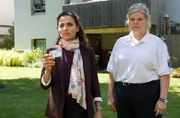 Jasmin Sayed (Sesede Terziyan, l.) und die neue Kollegin Hanna Kowollik (Marie Schöneberg, r.) stellen sich der Ehefrau des Opfers vor.