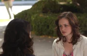 Nach langem Überlegen fasst Rory (Alexis Bledel) den Beschluss, im kommenden Jahr nicht in Yale weiter zu studieren. Eine Entscheidung, die ihre Mutter Lorelai absolut nicht bewilligt ...