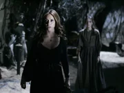 Plötzlich taucht der Geist ihres Vaters auf und Melinda (Jennifer Love Hewitt, l.) erfährt, dass Tessas (Amy Acker, r.) Baby ihre Ur-Urgroßmutter war.