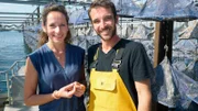 Moderatorin Tamina Kallert mit Romain Tarbouriech, Austernzüchter auf dem Étang de Thau.