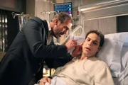 L-R: Dr. Gregory House (Hugh Laurie), Derrick (Skylar Astin).