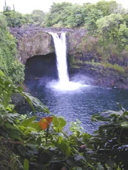 Hina, die schöne Göttin und Mutter von Maui, bedruckte Stoffe am Rande des Wasserfalls. Mo'o das abstoßende Echsenmonster fühlte sich durch ihre Schönheit angezogen. Doch Hina suchte in der Höhle hinter dem Wasserfall Zuflucht. Weil Hina ihn verschmähte staute Mo'o mit einem riesigen Felsen das Wasser und flutete Hina's Höhle. Hoch oben beobachtete dies eine Wolke und alamierte Maui, der eilte seiner Mutter zuhilfe und zerschlug den Fels der das Wasser staute.