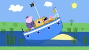 Peppa (r.) und Schorsch (Mitte) machen eine Bootsfahrt mit ihrem Opa (l.). Als das Boot auf Grund läuft, schicken sie Polly Piepmatz los, um Hilfe zu holen.