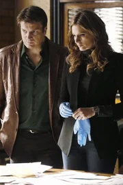 In einer Gasse wird die Leiche von Mandy Sutton, einem ehemaligen Kinderstar, die aktuell jedoch vor allem durch zahlreiche Skandale von sich Reden gemacht hat, gefunden. Castle (Nathan Fillion, l.) und Beckett (Stana Katic, r.) ermitteln ...