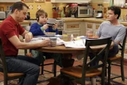 Noch ahnen Alan (Jon Cryer, l.) Jake (Angus T. Jones, M.) und Charlie (Charlie Sheen, r.) nicht, was auf sie zukommt ...
