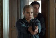 NDR Fernsehen MARIA WERN, KRIPO GOTLAND - UND DIE GÖTTER SCHWEIGEN, am Samstag um 21:45 Uhr. Maria Wern (Eva Röse) und ihr Kollege Arvidsson (Peter Perski) stürmen die Wohnung einer Verdächtigen.