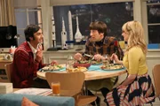 L-R: Raj Koothrappali (Kunal Nayyar), Howard Wolowitz (Simon Helberg), Bernadette Rostenkowski (Melissa Rauch)