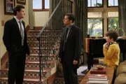 Wollen aus unterschiedlichen Gründen Abschied von Harry nehmen: Charlie (Charlie Sheen, l.), Alan (Jon Cryer, M.) und Jake (Angus T. Jones, r.) ...