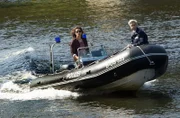 Jasmin Sayed (Sesede Terziyan, l.) und Marlene Weber (Oska Borcherding, r.) pesen über die Spree zu einer Verdächtigen.