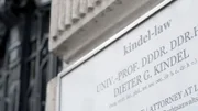 Manche Menschen haben 8 akademische Titel so auch der Anwalt Dieter Kindel, der fleißig studierte.