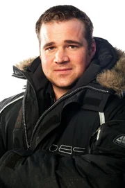 (4. Staffel) - "Ice Pilots": Die abenteuerlustige Crew der "Buffalo Airlines" trotzen bei ihrer Arbeit eisigen Temperaturen und Unwettern, um Menschen und Frachten über die Arktis zu fliegen: AJ Decoste ...