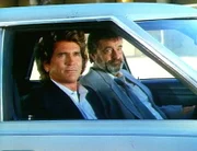 Zufrieden beobachten Engel Jonathan (Michael Landon, l.) und Mark (Victor French, r.) die Verwandlung des egoistischen Clancy.