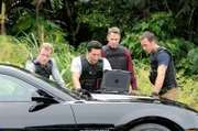 Während Adam und Kono um ihr Leben kämpfen, ermitteln Danny (Scott Caan, l.), Chin (Daniel Dae Kim, 2.v.l.) und Steve (Alex O'Loughlin, r.) in einem neuen Mordfall und stoßen dabei auf Ray Harper (Tim Daly, 2.v.r.). Doch was hat er damit zu tun?
