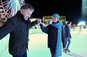 Dr. Lea Peters (Anja Nejarri) hat wegen einer OP eine Verabredung mit ihrem Freund Jenne versäumt. Dr. Roland Heilmann (Thomas Rühmann) besteht darauf, sie noch zu ihrer Verabredung zu fahren, doch tatsächlich ist Jenne gerade weg. Da die beiden nun einmal da sind, ziehen sie sich kurzerhand Schlittschuhe an und drehen eine Runde auf dem Eis.
