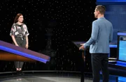 Moderator Alexander Bommes mit der Kandidatin Anna Kipp.