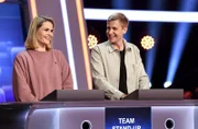 Die Kandidat:Innen des Teams "Stand-up": Hazel Brugger (l.) und Till Reiners  (r.), beide Comedians.