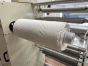 Die Beschichtung kann wie ein Schutzfilm auf Gegenstände aufgetragen werden und kühlt bei Sonneneinstrahlung ab.