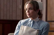 Schwester Pardoe (Alice Nokes) wird zu Heather Pearces Tod befragt.