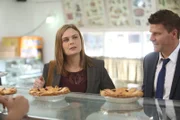 Temperance Brennan (Emily Deschanel, l.); Seeley Booth (David Boreanaz, r.)