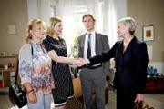 Skeptisch beobachtet Sven (Matthias Gall, 2.v.r.) das erste Zusammentreffen zwischen Doreen (Alexandra Seefisch, 2.v.l.) und seiner Mutter Saskia (Heike Schroetter, r.).