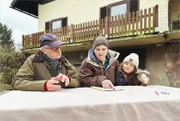 Claudia (m.) und Charlotte Ehrschwendtner und Eric Agstner beim Korrigieren des Laufdiktats.