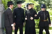 Dr. Ogden (Hélène Joy) wird auf Anordnung von Chief Constable Giles (Nigel Bennett) verhaftet, während Murdoch (Yannick Bisson) hilflos zusehen muss.