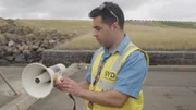 Vögel, die in das Triebwerk eines in Betrieb befindlichen Flugzeugs gesaugt werden, stellen eine eindeutige Gefahr für die Luftfahrt dar (nicht nur für die Vögel!). Da der Flughafen von Sydney von drei Seiten von Wasser umgeben ist, muss die Vogelwelt eingedämmt und umgelenkt werden. Ein einfacher Lautsprecher, der die Geräusche verschiedener Arten nachahmen kann, ist eine wirksame Methode, um Vögel aus der Gefahrenzone zu locken.