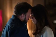 Max (John Bradley) und seine Schwägerin Tori (Claire Lovering) denken über eine gemeinsame Zukunft in Australien nach.