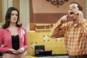 Wird es Rose (Melanie Lynskey, l.) schaffen, den Streit zwischen Charlie und Alan (Jon Cryer, r.) zu schlichten?