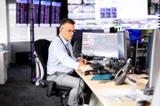 Duty Manager, Laurence Veness, im Integrierten Betriebszentrum des Flughafens Sydney.