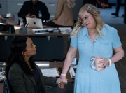 Dr. Tara Lewis (Aisha Tyler, l.); Penelope Garcia (Kirsten Vangsness, r.)