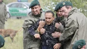 Die Polizisten der Suchtruppe (Komparsen) müssen Semir (Erdogan Atalay) beruhigen, als sie auf einem Brachgelände auf das Sargverlies von Ben stoßen. Lebt Semirs Partner noch?