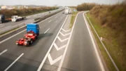 In the evening, driver Günter Weyer sets off for Berlin with an extra-wide heavy load.